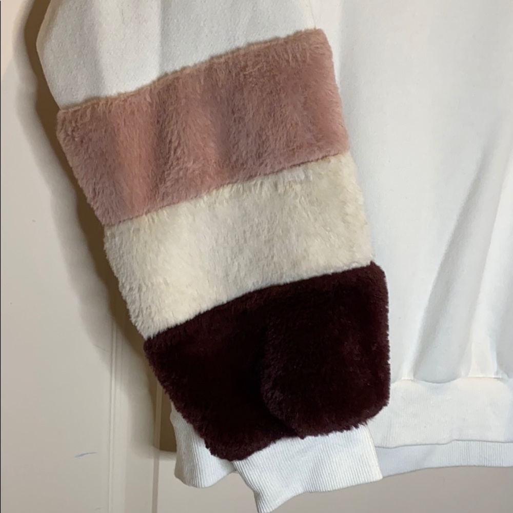Timing Sweatshirt faux fur detail cream L NWOT - Picture 2 of 4